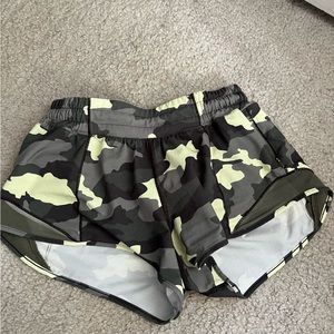 2.5 inch low rise lululemon hotty hot shorts